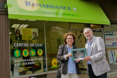 Mme Marie Cinq-Mars reçoit ici une plaque honorifique des mains de M. Pierre Legault, directeur-général de Renaissance, face à la succursale de la rue Bernard. defi renaissance