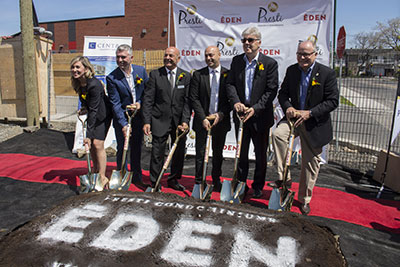 Présents à la première pelletée de terre : Mme Debbie LaFave (Vice-Présidente sénior Immobilier Baker), M. Pascal Ouellet (Vice-Président Centria), M. Pasquale Presti (Président Presti Demeures et Développements), M. Paolo Presti (Vice-Président Presti Demeures et Développements), M. Richard Cousineau (Vice-Président senior Centria), M. Daniel Robert (Conseiller municipal à la Ville de Mont-Royal).