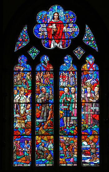 Le plus grand vitrail de la Mount Royal United Church, situé au-dessus de l’entrée principale, et qui a pour thème l’histoire de l’Église au Québec et au Canada. IMAGES FOURNIES PAR LES ARCHIVES DE VILLE MONT-ROYAL. vitraux1
