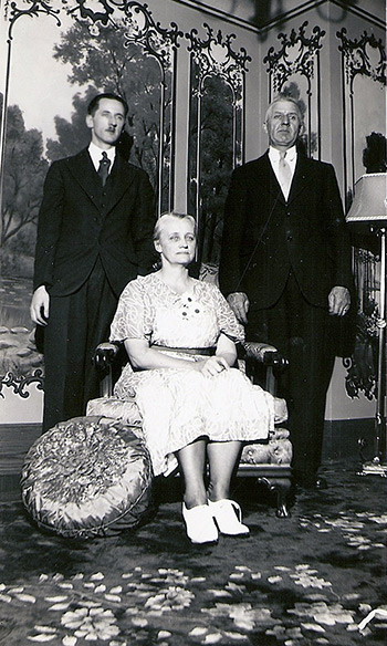 En 1936, les grands-parents et le père de Benoît Beaudoin devant les murs peints par Faniel.