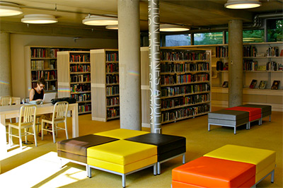 Le 12 septembre 2013 a eu lieu l’inauguration de l’agrandissement de la bibliothèque, qui est passée d’une superficie de 1700 à 3100 mètres carrés; et dont la nouvelle aile a été certifiée LEED Canada Or 2014. La zone jeunesse est animée par une équipe dédiée au service aux jeunes. Il y a des animations régulières comme les heures du conte, des ateliers maman-bébé, des activités de bricolage, des visites pour les classes et les garderies, ainsi qu’un club de lecture pour les 0 à 18 ans chaque été. L’an dernier, la bibliothécaire jeunesse a présenté les heures du conte au parc Connaught et cela se poursuivra cet été. — D. Chouinard, chef de division de la bibliothèque. lecteurs 2