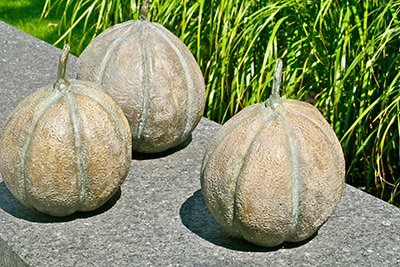 Les melons de bronze de la Place du Centenaire, un exemple d’art public à Ville Mont-Royal. PHOTO JOURNAL STATION MONT-ROYAL